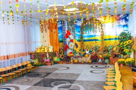 Осінні свята в закладі дошкільної освіти № 43 “Горобинка” – це чудова можливість відзначити красу природи та багатий врожай, а також ознайомити дітей з українськими народними традиціями. В закладі проведено: групи старшого дошкільного віку – “Осінній ярмарок”; груп раннього віку – “Подорож до осіннього лісу”; групи молодшого дошкільного віку – “Подаруємо Осені портрет”; групи середнього дошкільного віку – “Осіння казка “Чарівний горщик”. Дякуємо нашим ЗСУ за можливість надавати дітям радість.